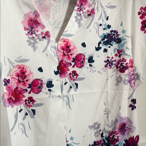 New, Floral V-Neck Women's Top - Picture 2 of 6